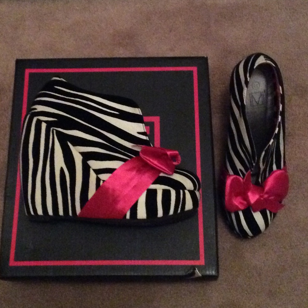 Maker’s zebra print wedges with pink bow!